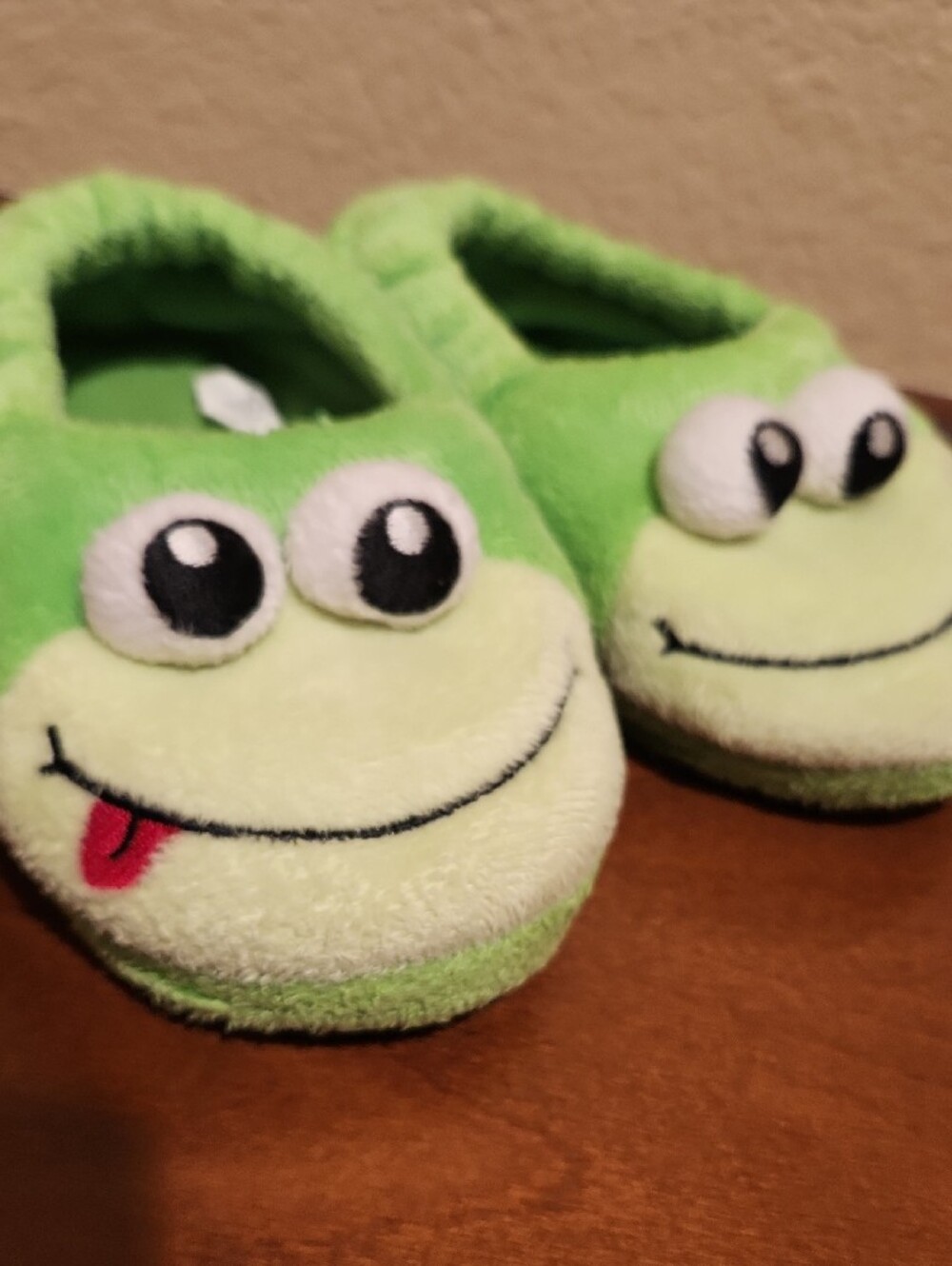 The Children's Place Fuzzy Frog Slippers